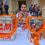up:-जो-पोस्टर-दिखाने-पर-सदन-से-निलंबित-हुए-सपा-विधायक,-वही-लेकर-धरने-पर-बैठे,-बोले-चर्चा-नहीं-करना-चाहती-सरकार