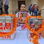 up:-जो-पोस्टर-दिखाने-पर-सदन-से-निलंबित-हुए-सपा-विधायक,-वही-लेकर-धरने-पर-बैठे,-बोले-चर्चा-नहीं-करना-चाहती-सरकार