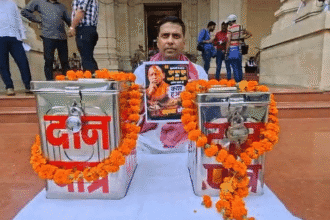 up:-जो-पोस्टर-दिखाने-पर-सदन-से-निलंबित-हुए-सपा-विधायक,-वही-लेकर-धरने-पर-बैठे,-बोले-चर्चा-नहीं-करना-चाहती-सरकार