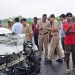up:-100-की-रफ्तार…न-एयरबैग-न-सीट-बेल्ट;-औरैया-बुंदेलखंड-एक्सप्रेसवे-पर-डंपर-में-घुसी-बेकाबू-कार,-चार-की-मौत