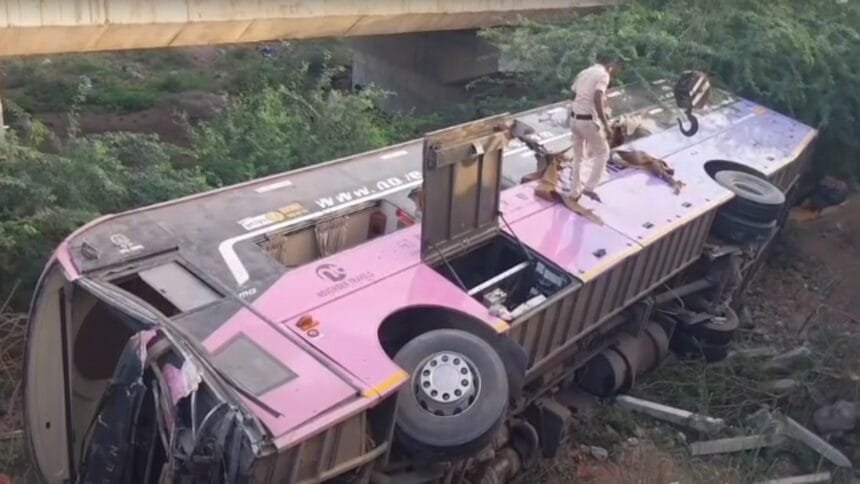 ट्रक-से-टकराई-वोल्वो-बस,-अनियंत्रित-होकर-दोनों-वाहन-पुल-से-गिरे-नीचे,-40-यात्री-घायल - Apex News India ट्रक-से-टकराई-वोल्वो-बस,-अनियंत्रित-होकर-दोनों-वाहन-पुल-से-गिरे-नीचे,-40-यात्री-घायल