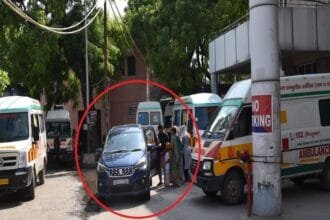 वाह-रे-सिस्टम:-छह-एंबुलेंस-खड़ी-रहीं,-7वीं-देख-किया-बैठने-से-इनकार,-2200-रुपये-में-निजी-कार-से-घर-लौटी-प्रसूता