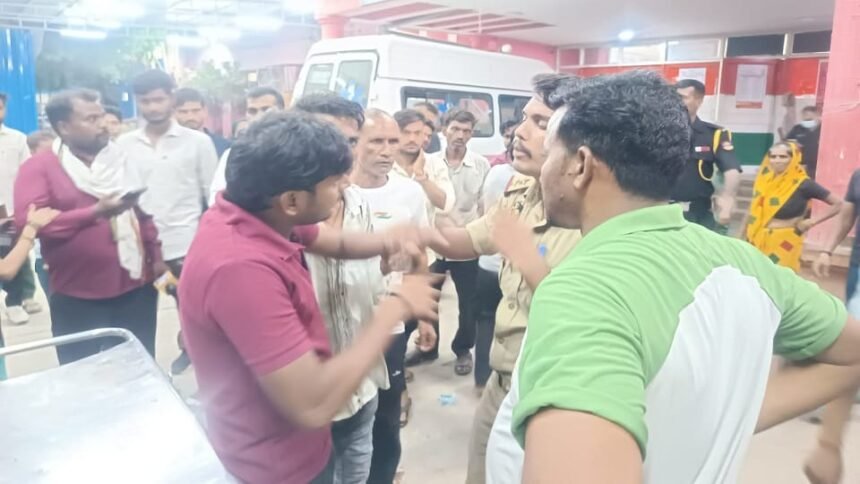 up:-फिरोजाबाद-के-ट्रॉमा-सेंटर-में-तीमारदारों-का-हंगामा,-गार्ड-ने-हटने-को-कहा-तो-भड़के;-जमकर-मचा-बवाल - Apex News India up:-फिरोजाबाद-के-ट्रॉमा-सेंटर-में-तीमारदारों-का-हंगामा,-गार्ड-ने-हटने-को-कहा-तो-भड़के;-जमकर-मचा-बवाल