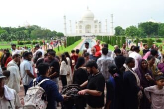 ताज-के-दीदार-के-लिए-उमड़ी-भीड़:-टिकट-के-लिए-लगीं-कतारें,-सुरक्षाकर्मियों-के-छूटे-पसीने;-26-हजार-ने-किया-दीदार