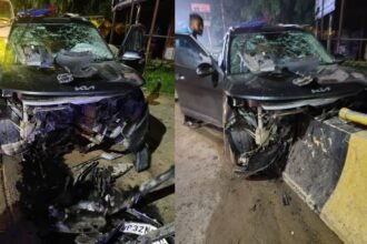सुल्तानपुर में दरियापुर रेलवे ओवरब्रिज के पास सड़क हादसे में क्षतिग्रस्त कार