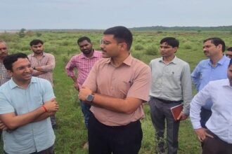 आगरा के पिनाहट चंबल घाट पर औचक निरीक्षण करते जिलाधिकारी मनीष बंसल