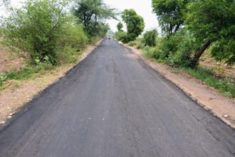 आगरा के ग्रामीण क्षेत्रों में बनने वाली नई पक्की सड़क
