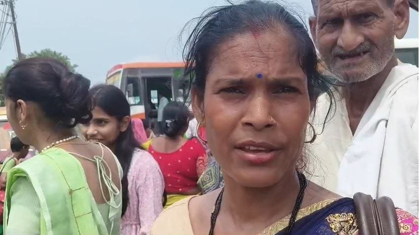 रक्षाबंधन पर मैनपुरी के बेवर बस स्टैंड पर बस का इंतजार करते यात्री - Apex News India रक्षाबंधन पर मैनपुरी के बेवर बस स्टैंड पर बस का इंतजार करते यात्री