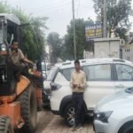आगरा के मुगल रोड पर सड़क किनारे खड़ी कारें और कार धुलाई के पानी को लेकर नगर निगम की कार्रवाई