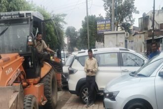 आगरा के मुगल रोड पर सड़क किनारे खड़ी कारें और कार धुलाई के पानी को लेकर नगर निगम की कार्रवाई