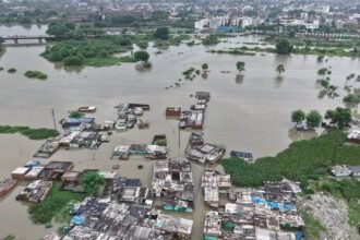 कानपुर में पांडु नदी का कहर: कई बस्तियों में घुसा पानी, 56 गांवों की बिजली गुल; घर छोड़ने को मजबूर परिवार