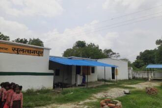 यूपी के 3,890 परिषदीय स्कूलों के ऊपर अब भी गुजर रही HT लाइन, बेसिक शिक्षा विभाग ने मांगी कार्रवाई की रिपोर्ट