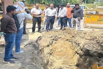 आगरा: दयालबाग में 18 फीट नीचे मिली सड़ी सीवर लाइन, सड़क धंसने के बाद खुली पोल; 2.7 किमी लाइन बदलने की तैयारी