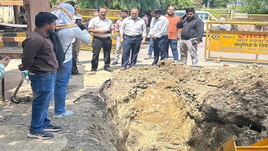 आगरा: दयालबाग में 18 फीट नीचे मिली सड़ी सीवर लाइन, सड़क धंसने के बाद खुली पोल; 2.7 किमी लाइन बदलने की तैयारी - Apex News India आगरा: दयालबाग में 18 फीट नीचे मिली सड़ी सीवर लाइन, सड़क धंसने के बाद खुली पोल; 2.7 किमी लाइन बदलने की तैयारी