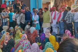 आगरा: बापू नगर में 200 से ज्यादा बेदखली नोटिसों पर सियासत गरम, सपा सांसद रामजी लाल सुमन ने प्रशासन को दी चेतावनी
