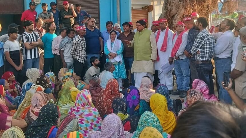 आगरा: बापू नगर में 200 से ज्यादा बेदखली नोटिसों पर सियासत गरम, सपा सांसद रामजी लाल सुमन ने प्रशासन को दी चेतावनी - Apex News India आगरा: बापू नगर में 200 से ज्यादा बेदखली नोटिसों पर सियासत गरम, सपा सांसद रामजी लाल सुमन ने प्रशासन को दी चेतावनी