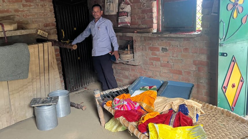 औरैया: सूने मकान का ताला तोड़ चोरों ने उड़ाया एक क्विंटल सरसों, पास के खेत में मिला टूटा बक्सा - Apex News India औरैया: सूने मकान का ताला तोड़ चोरों ने उड़ाया एक क्विंटल सरसों, पास के खेत में मिला टूटा बक्सा