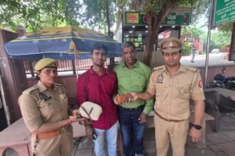 ताजमहल में छूटा दिल्ली के पर्यटक का बैग, आईफोन-गहनों समेत 1.65 लाख का सामान मिनटों में पुलिस ने लौटाया