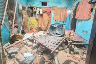मैनपुरी: बारिश के बीच घर का लिंटर भरभराकर गिरा, मलबे में दबा पूरा परिवार; दंपती गंभीर, बेटी की चेतावनी से बचे बाकी सदस्य