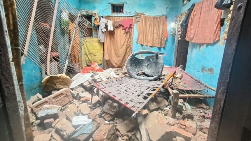 मैनपुरी: बारिश के बीच घर का लिंटर भरभराकर गिरा, मलबे में दबा पूरा परिवार; दंपती गंभीर, बेटी की चेतावनी से बचे बाकी सदस्य