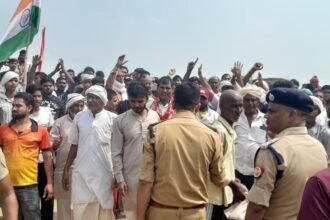 छाता शुगर मिल: धरना हटाए जाने के बाद 30 गांवों में पंचायत, मिल की ओर बढ़े ग्रामीण; पुलिस-पीएसी तैनात