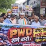 कानपुर: टूटी सड़कों पर कांग्रेस का अनोखा विरोध, गले में टायर डालकर निकाली पदयात्रा, गड्ढों पर चढ़ाए फूल