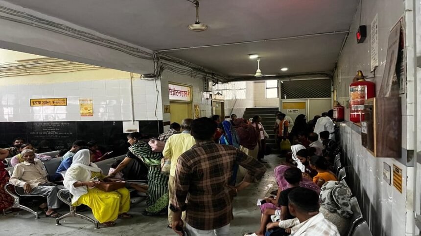 आगरा जिला अस्पताल: डिजिटल एक्स-रे मशीन ठीक होते ही उमड़ी भीड़, पहले दिन 229 जांच, कंपनी पर जुर्माना