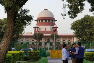 वंदे मातरम् के छह अंतरे अनिवार्य किए जाने की चुनौती: सुप्रीम कोर्ट का केंद्र से दो हफ्ते में जवाब तलब