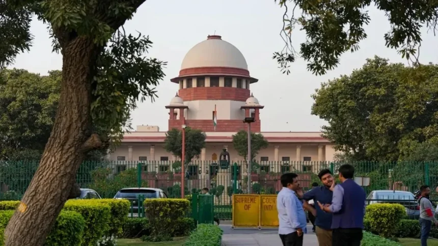 वंदे मातरम् के छह अंतरे अनिवार्य किए जाने की चुनौती: सुप्रीम कोर्ट का केंद्र से दो हफ्ते में जवाब तलब