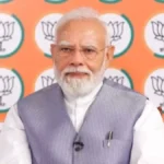 PM मोदी का वाराणसी से वडनगर जा रहे सेवा यात्रियों से संवाद, कुंभ के सफाईकर्मियों के पैर धोने की वजह बताई