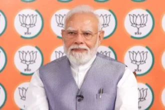 PM मोदी का वाराणसी से वडनगर जा रहे सेवा यात्रियों से संवाद, कुंभ के सफाईकर्मियों के पैर धोने की वजह बताई