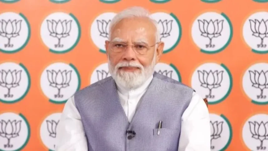 PM मोदी का वाराणसी से वडनगर जा रहे सेवा यात्रियों से संवाद, कुंभ के सफाईकर्मियों के पैर धोने की वजह बताई