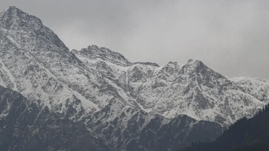 नेपाल: तिब्बत सीमा के पास हिमलुंग हिमाल बेस कैंप में हिमस्खलन, लापता लोगों की संख्या को लेकर अलग-अलग दावे, राहत में मुश्किलें