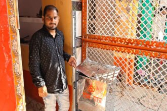 जालौन: पंचमुखी हनुमान मंदिर में तड़के चोरी, चोर ने पहले टेका माथा, फिर दान पेटिका तोड़ी; सीसीटीवी में कैद