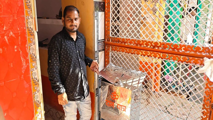 जालौन: पंचमुखी हनुमान मंदिर में तड़के चोरी, चोर ने पहले टेका माथा, फिर दान पेटिका तोड़ी; सीसीटीवी में कैद