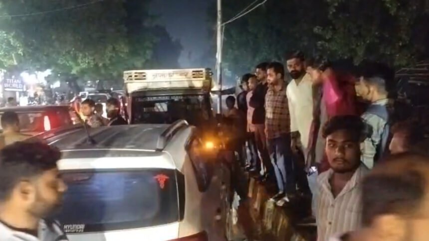 कानपुर: किदवई नगर में रॉन्ग साइड से आई पिकअप लोडर की कार से टक्कर, एयरबैग खुले, युवक घायल