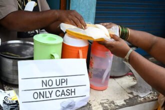 UPI पर चार्ज को लेकर देशभर में विरोध, दुकानों पर लगे 'No UPI, Only Cash' के पोस्टर