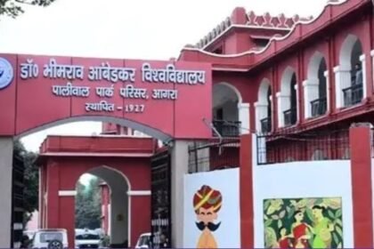 आगरा आंबेडकर विश्वविद्यालय में रील देखने पर छात्रों में मारपीट, दो घायल, समझौता