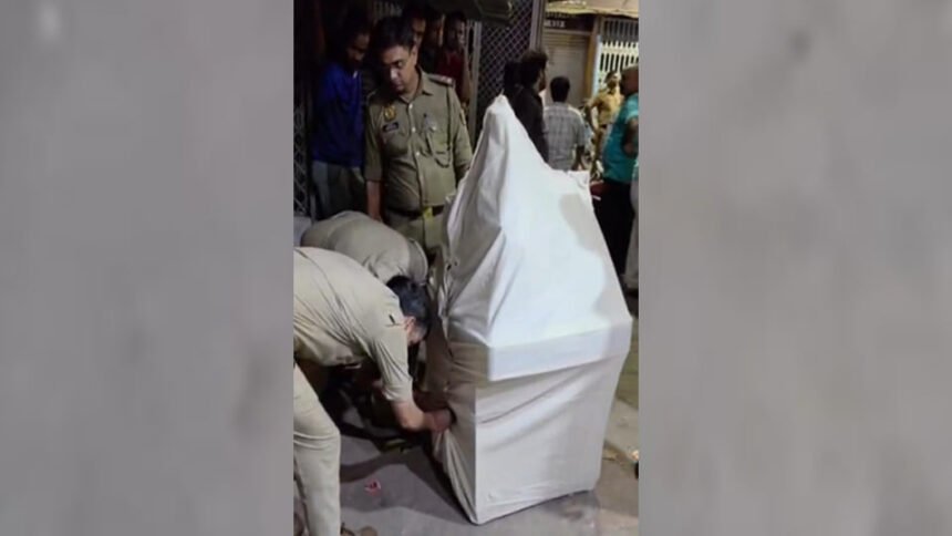 कानपुर में 18 कैरेट की नकली हॉलमार्किंग, बिरहाना रोड शोरूम में महिला समेत चार हिरासत में