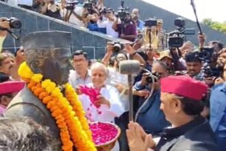 जेपी जयंती पर जेपीएनआईसी पहुंचे अखिलेश यादव, प्रतिमा पर माल्यार्पण