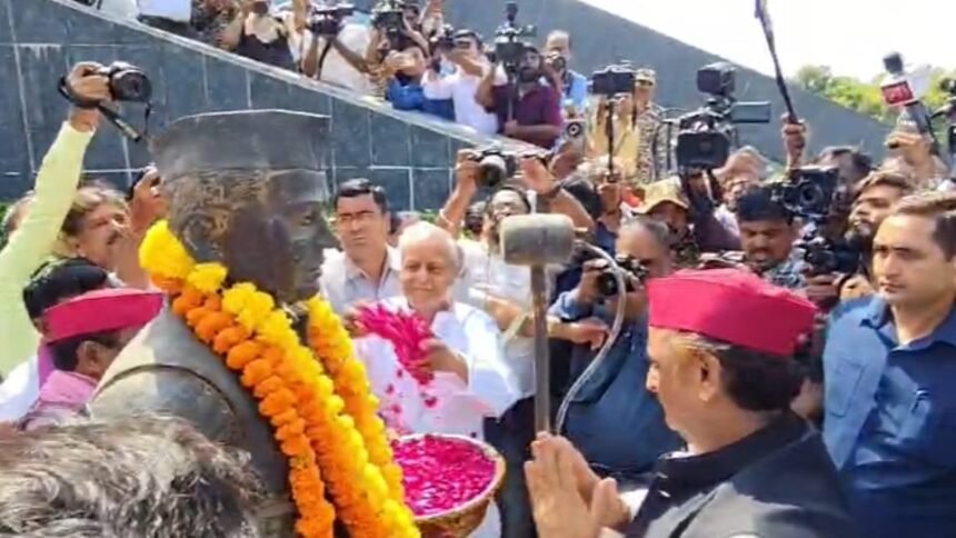 जेपी जयंती पर जेपीएनआईसी पहुंचे अखिलेश यादव, प्रतिमा पर माल्यार्पण
