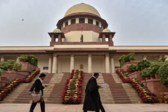 सुप्रीम कोर्ट का आदेश: दिल्ली से बैरिकेड हटें, इंटरनेट-मेट्रो सामान्य हों, पुलिस को अवमानना नोटिस