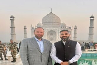 अमेरिकी सांसद जेसन स्मिथ ने परिवार संग देखा ताजमहल, आगरा में सूर्योदय के समय दीदार