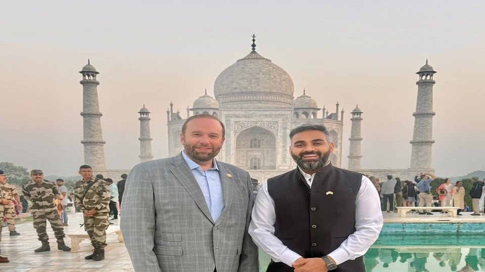 अमेरिकी सांसद जेसन स्मिथ ने परिवार संग देखा ताजमहल, आगरा में सूर्योदय के समय दीदार