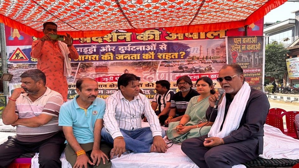 आगरा बारहखंभा धरना: आरओबी-सड़क की मांग, 24 अक्तूबर से काम का आश्वासन