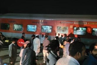 शहीद एक्सप्रेस के स्लीपर कोच में आग: नगीना के पास रुकी ट्रेन, एस-6 कोच खाली कराया गया