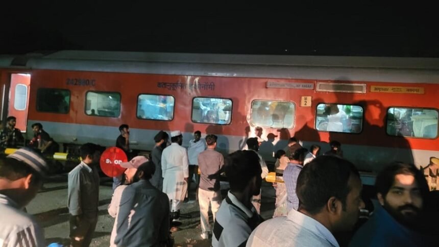 शहीद एक्सप्रेस के स्लीपर कोच में आग: नगीना के पास रुकी ट्रेन, एस-6 कोच खाली कराया गया