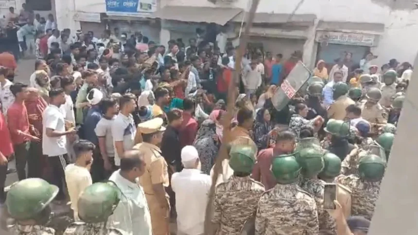 जलगांव के किनगांव में आरएसएस पथ संचलन पर तनाव, पथराव की सूचना, पुलिस तैनात - Apex News India जलगांव के किनगांव में आरएसएस पथ संचलन पर तनाव, पथराव की सूचना, पुलिस तैनात
