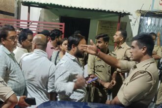 फर्रुखाबाद कोतवाली पर हिंदूवादी संगठनों का धरना, पुलिस ने हटाया, दो पदाधिकारी हिरासत में