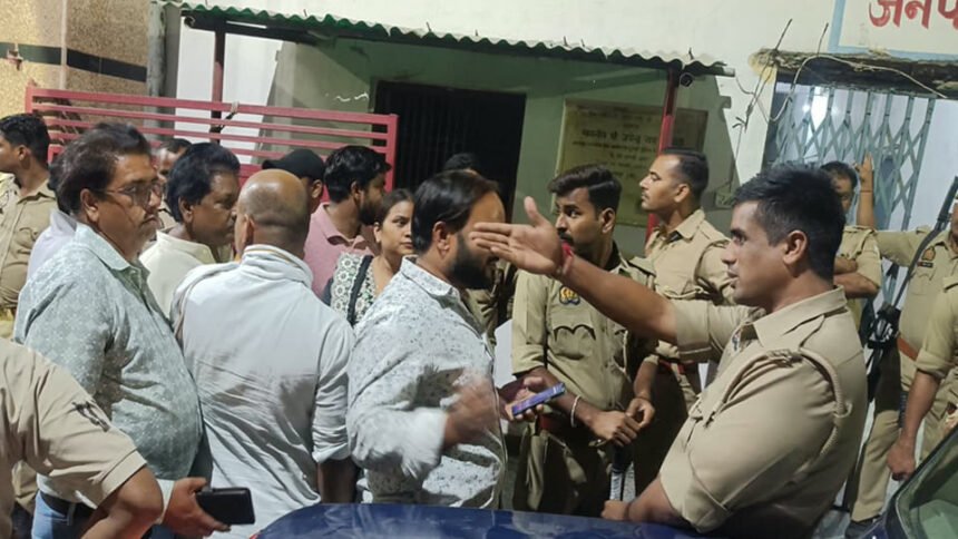 फर्रुखाबाद कोतवाली पर हिंदूवादी संगठनों का धरना, पुलिस ने हटाया, दो पदाधिकारी हिरासत में